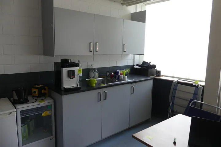 Küchenzeile mit Einbaukühlschrank